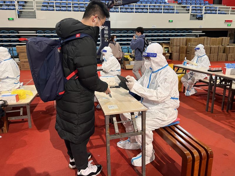 戮力同心 共抗疫情 外國(guó)語學(xué)院教師志愿服務(wù)學(xué)校核酸檢測(cè)工作