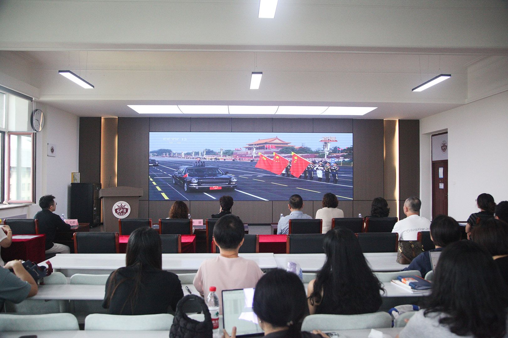 外國(guó)語學(xué)院組織師生觀看紀(jì)念抗戰(zhàn)勝利80周年閱兵式