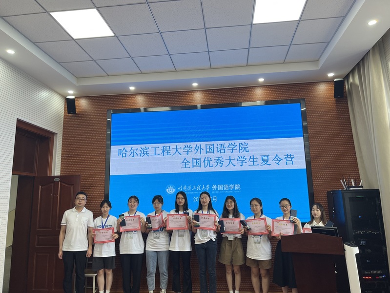 安沛旺副書記頒發(fā)紀念品并與營員合影