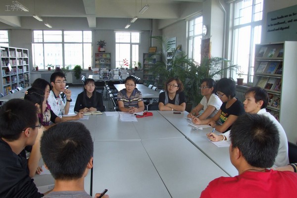 英語專業(yè)召開09級部分學生座談會