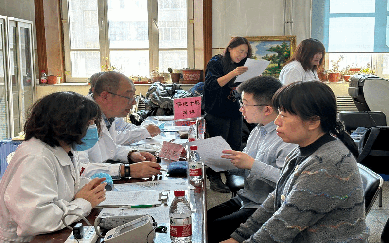 巾幗不讓須眉，彰顯女性風(fēng)采 ——外國(guó)語(yǔ)學(xué)院舉辦慶祝“三八”國(guó)際勞動(dòng)?jì)D女節(jié)桌面足球賽...