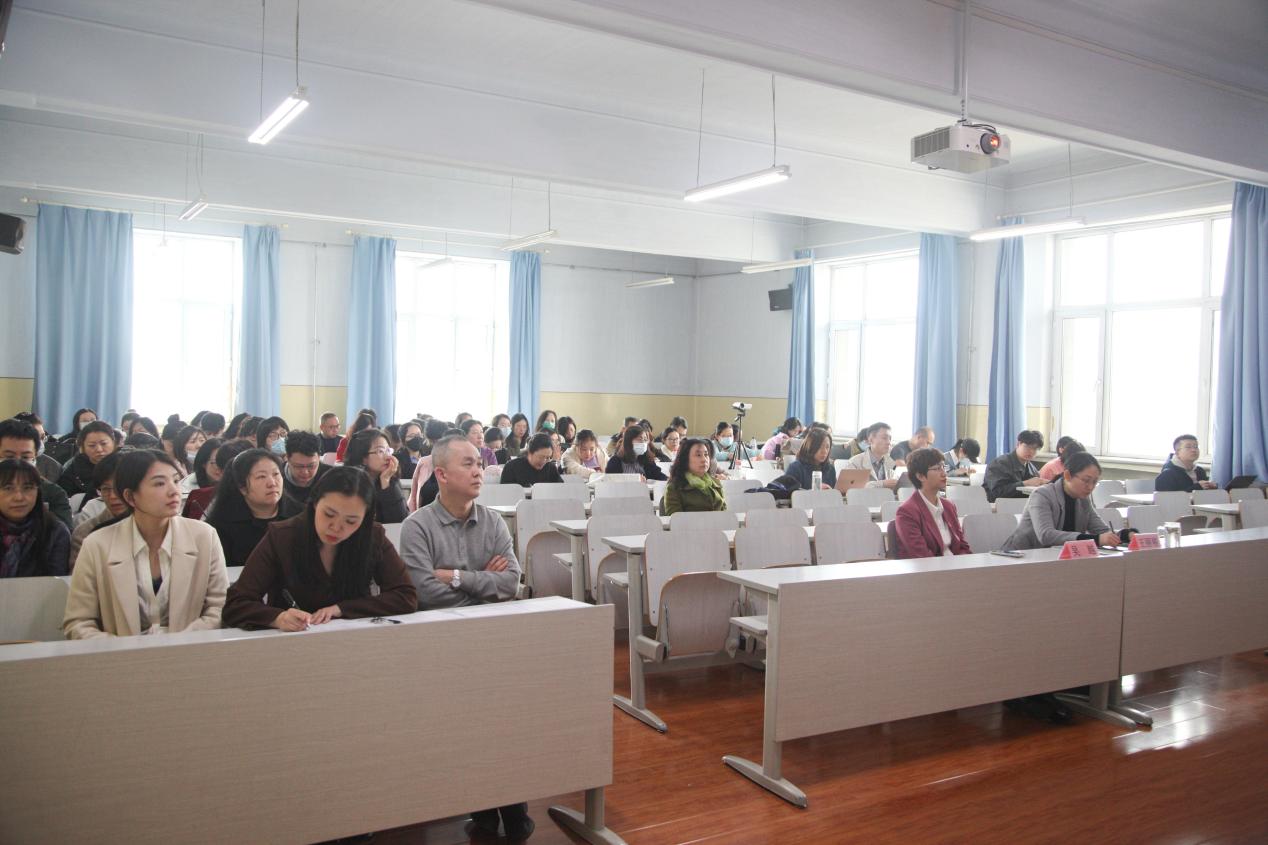 外國(guó)語(yǔ)學(xué)院舉行弘揚(yáng)哈軍工精神專題報(bào)告會(huì)