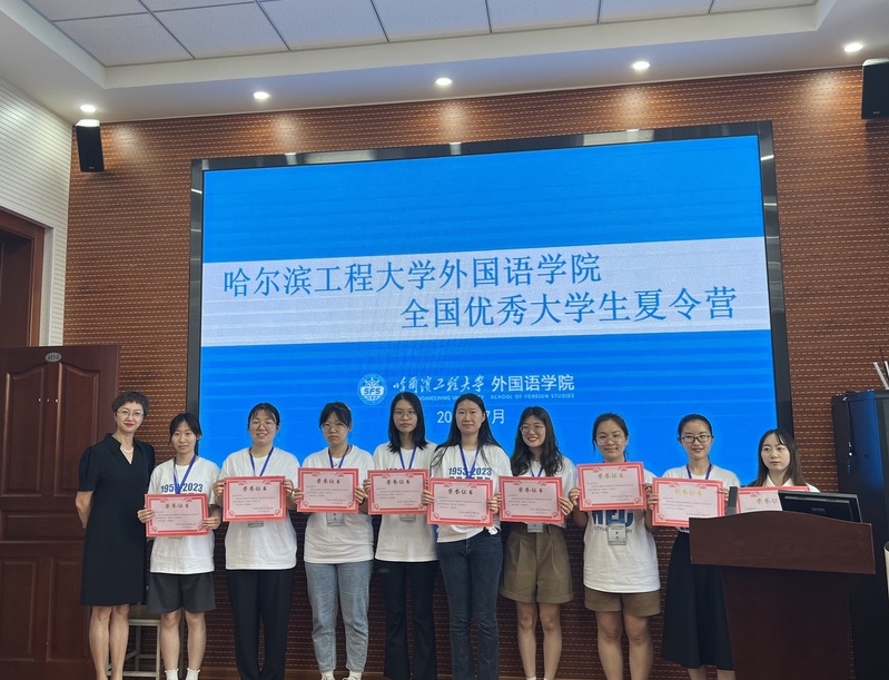 吳越書記頒發(fā)“優(yōu)秀營員”證書并與優(yōu)秀營員合影