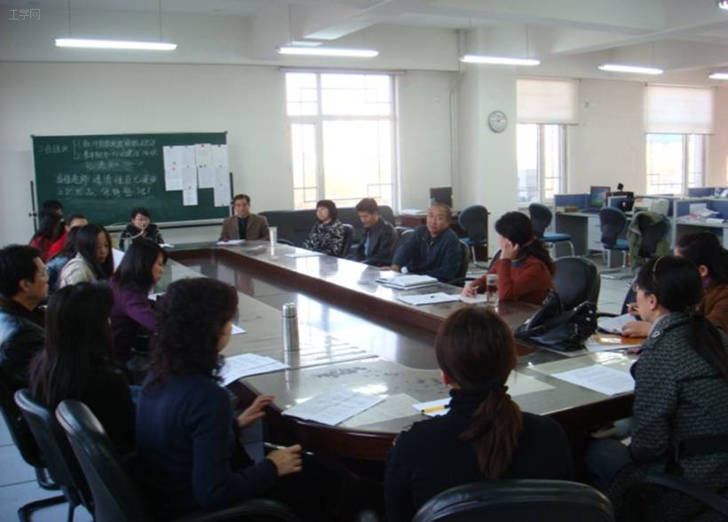 外語系召開有關(guān)“創(chuàng)新人才實(shí)驗(yàn)班的大學(xué)英語教學(xué)”研討會