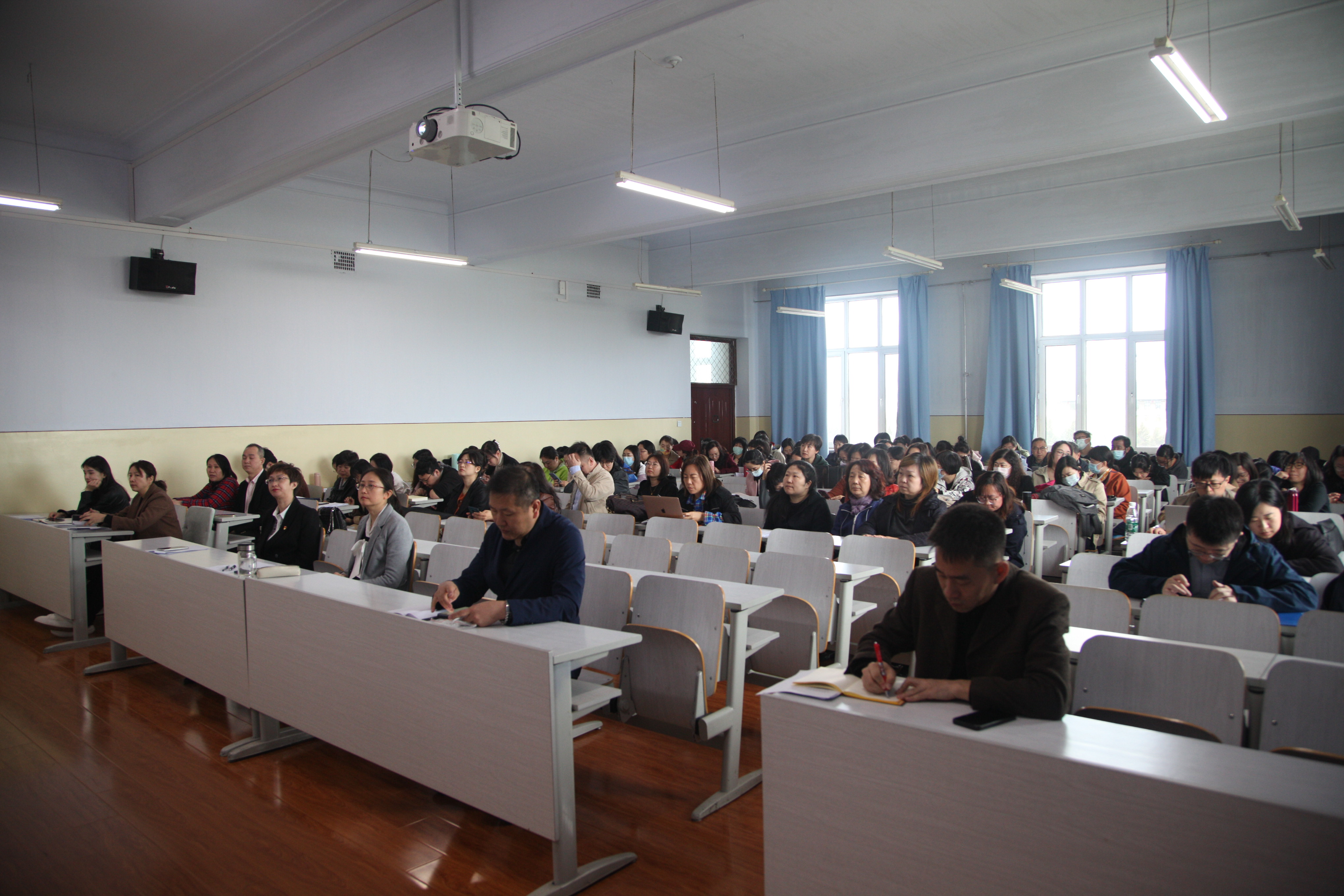 外國語學院召開黨紀學習教育警示教育會